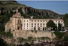 Observen el Parador Nacional de Cuenca. La iglesia, a la izquierda, sirve como museo, sala de exposiciones…